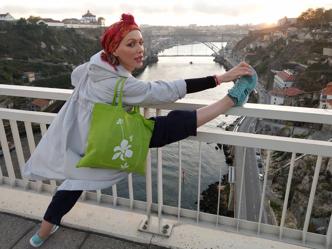 Дива Монро похвасталась впечатляющей растяжкой в Португалии