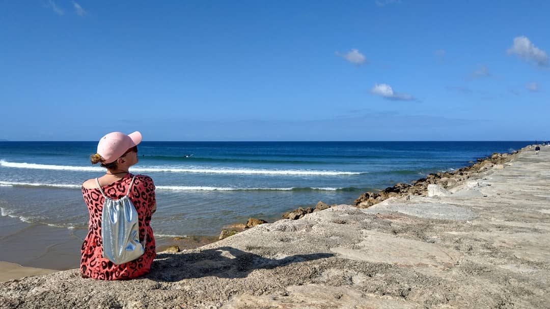 В міні-сукні і без макіяжу: діва Монро поділилася барвистими фото біля океану