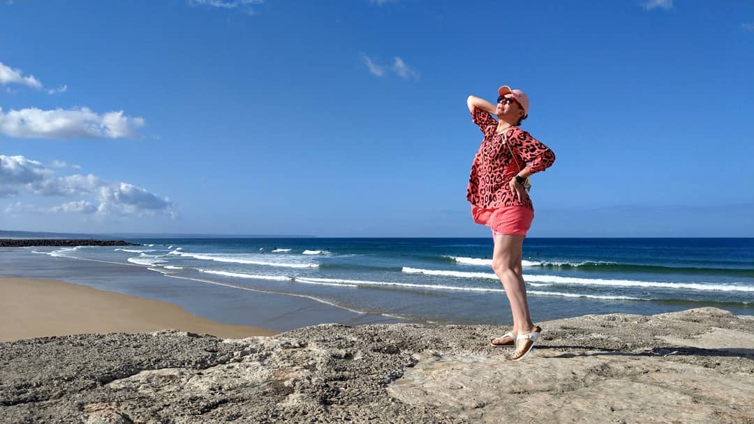 В міні-сукні і без макіяжу: діва Монро поділилася барвистими фото біля океану