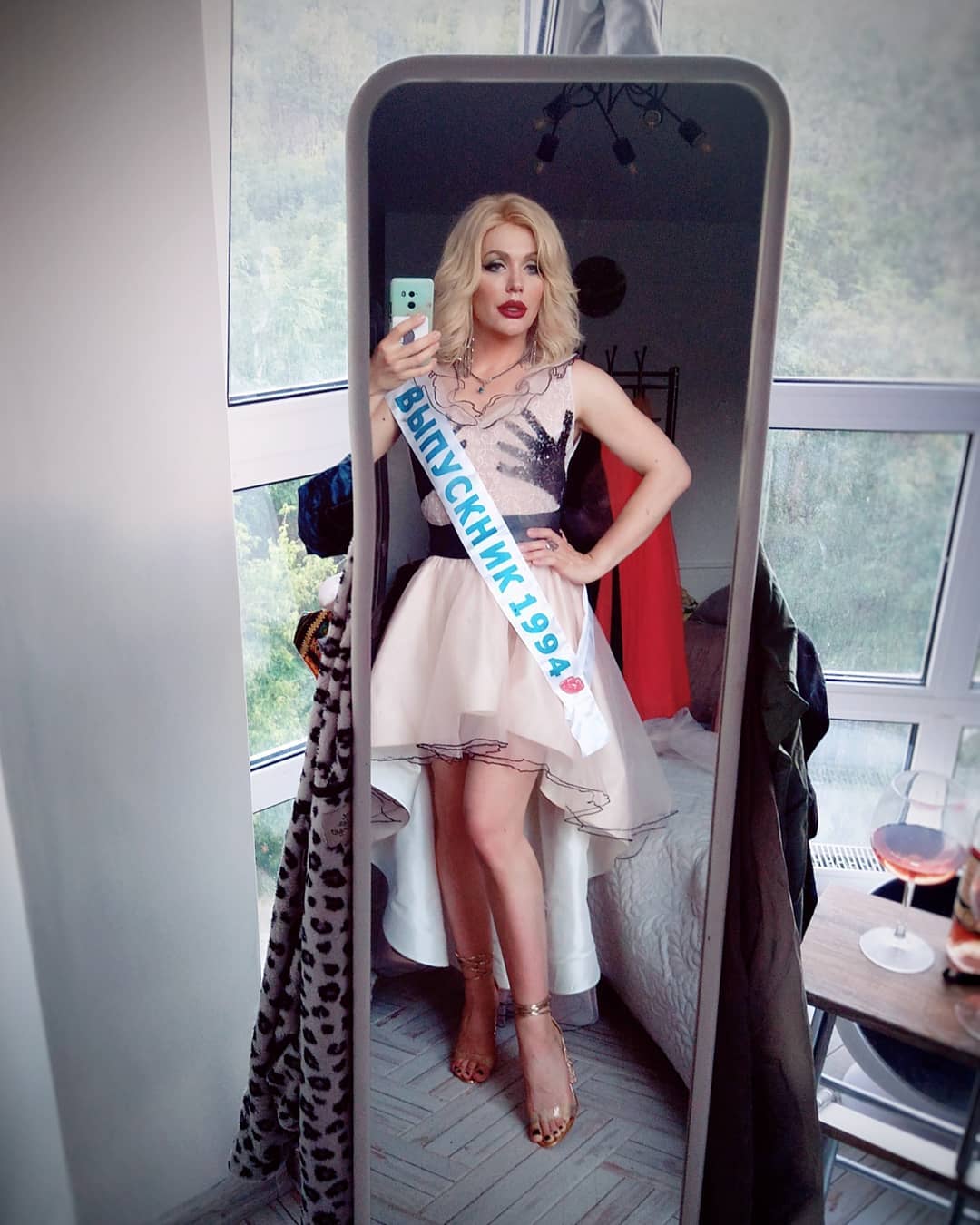 Травести-дива Монро примерила образ выпускницы и рассказала о школьных годах