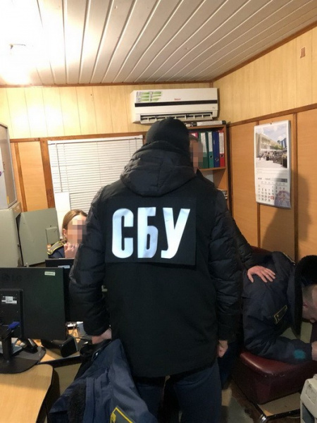 На адмінмежі з Кримом на хабарі викрито інспектора митної служби