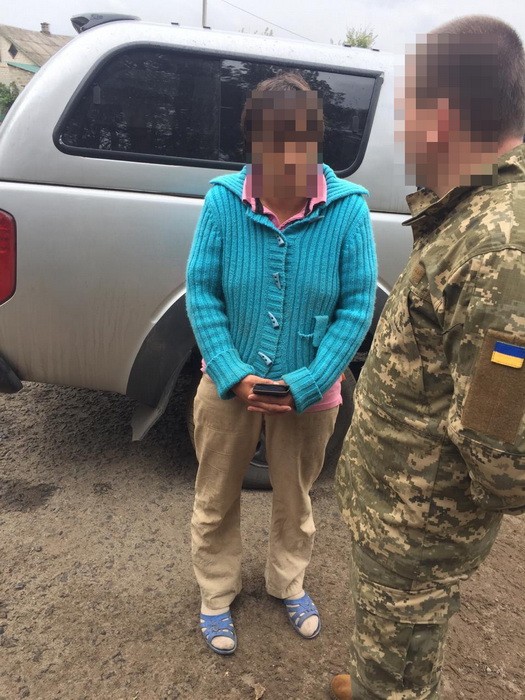 Інформатор бойовиків "ЛНР" "допомагала" військовим ВСУ домашніми продуктами (фото)