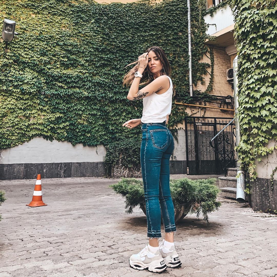 "Кім до тебе далеко": Надя Дорофєєва захопила фігурою в облягаючих джинсах