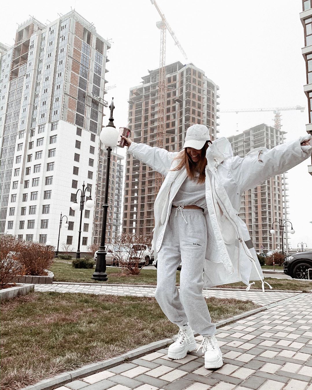 Надя Дорофєєва в кокетливому топі на одне плече підкорила трендовим луком на весну-2020