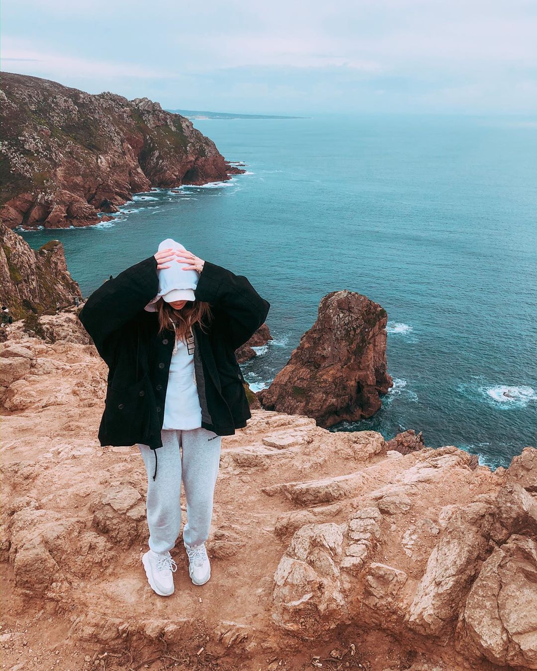 Надя Дорофєєва в кокетливому топі на одне плече підкорила трендовим луком на весну-2020