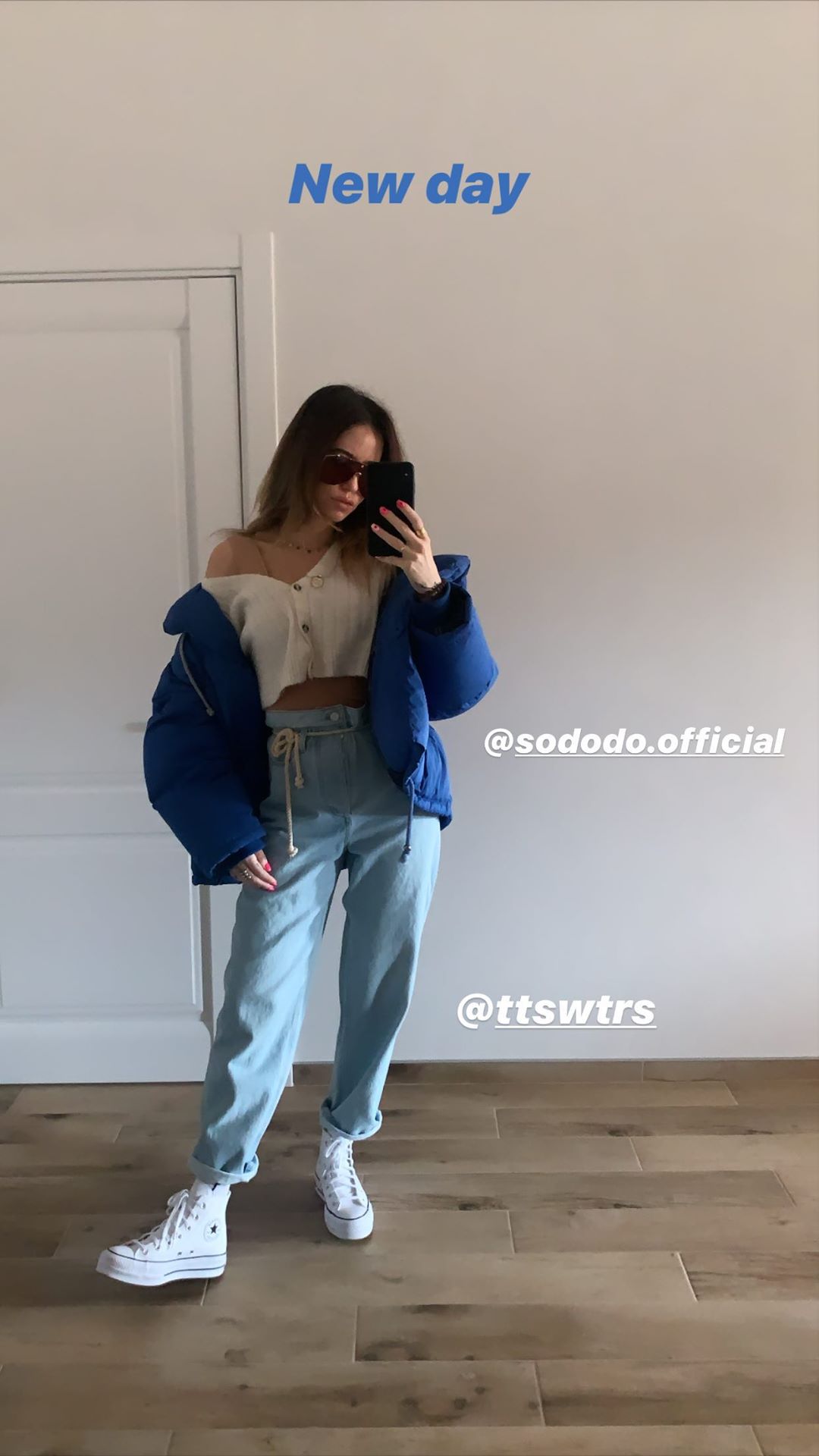 Надя Дорофєєва в кокетливому топі на одне плече підкорила трендовим луком на весну-2020