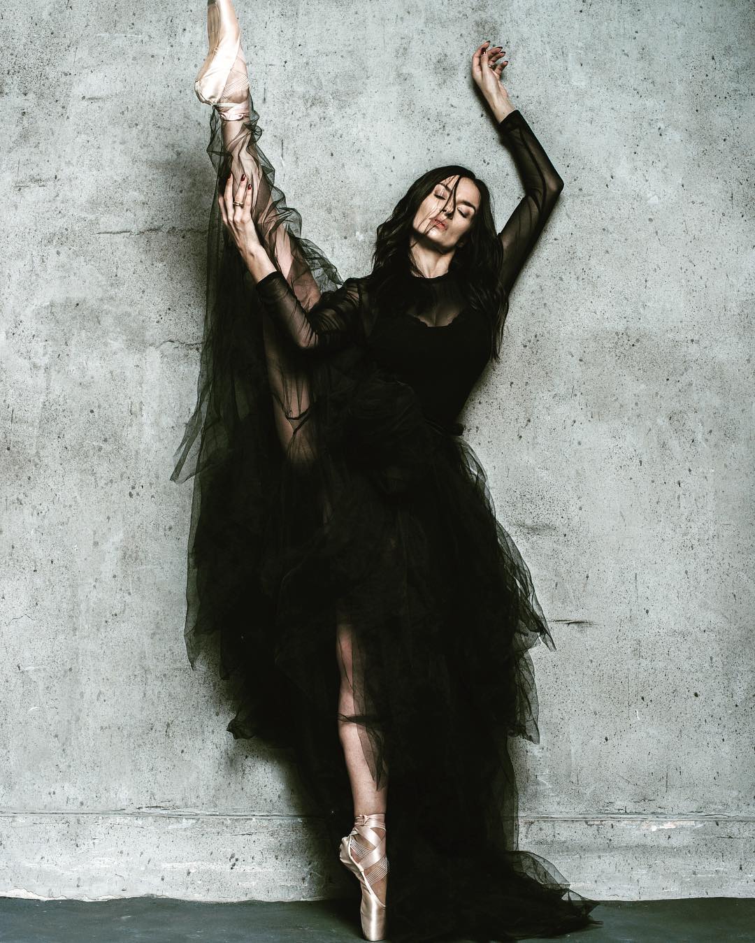 "Чорний лебідь": Надія Мейхер вразила фанів ідеальною розтяжкою