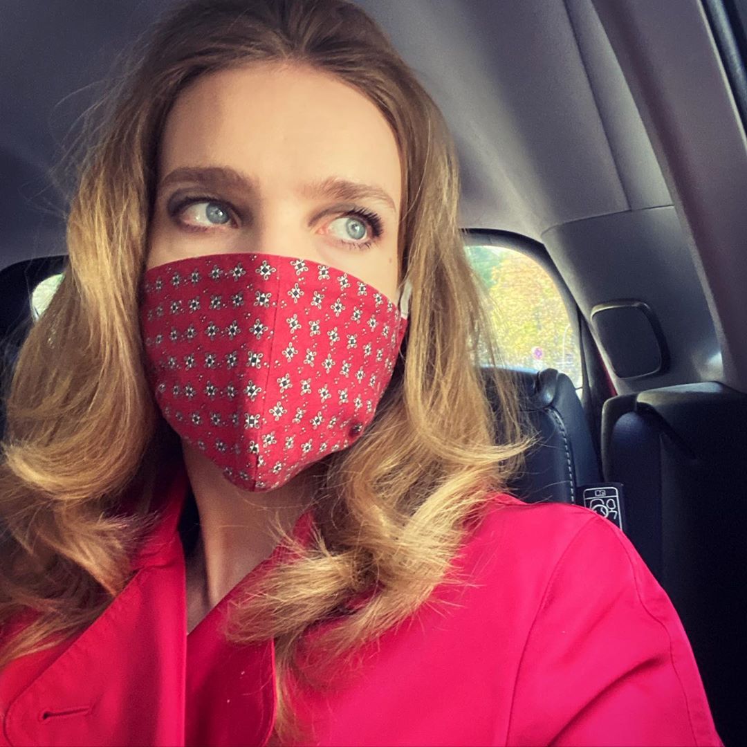 Тренч, клеш и грубые ботинки: Наталья Водянова показала, как носить трендовые вещи этой осени