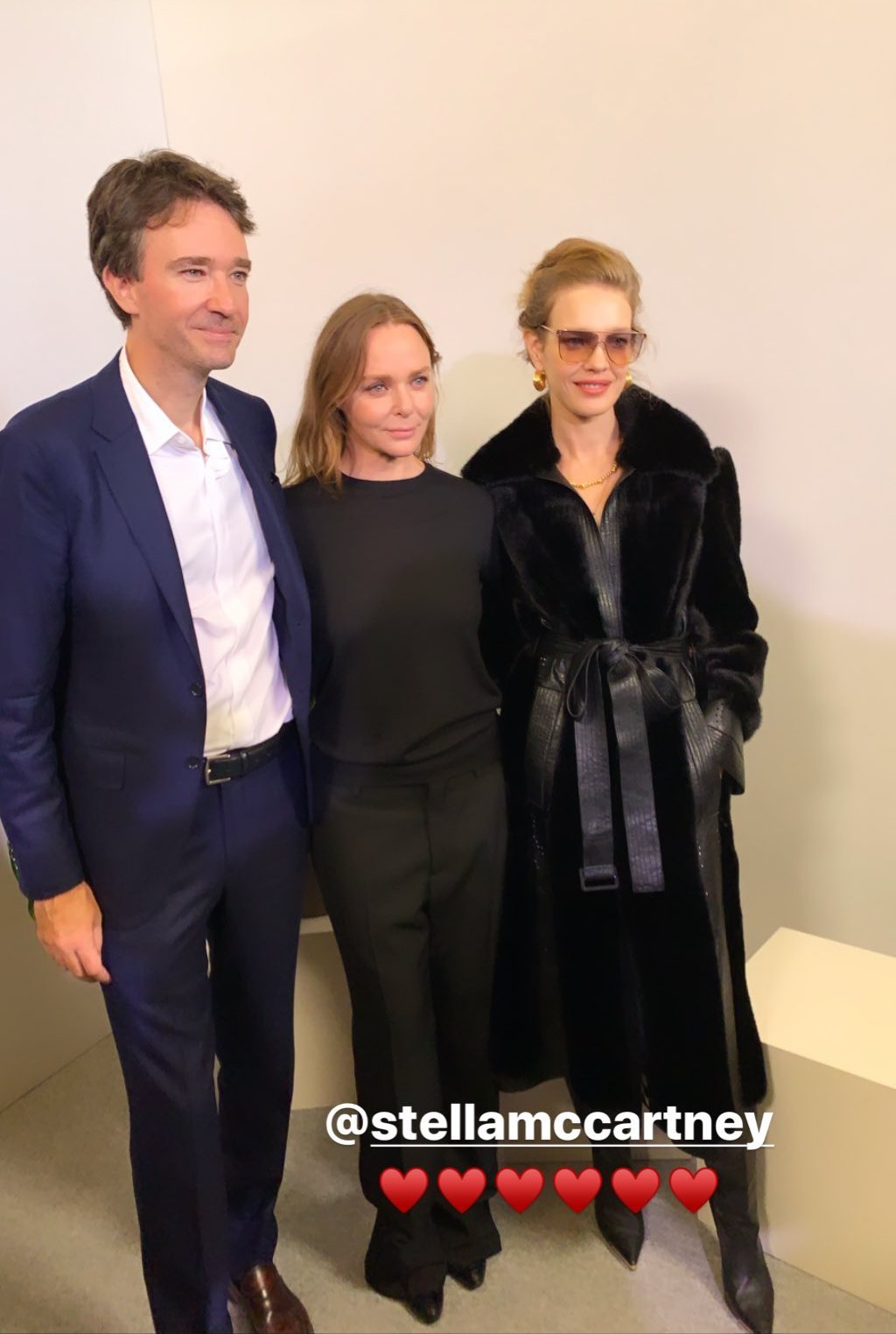 В пальто из экокожи и с полезным кофе: Наталья Водянова демонстрирует любовь к природе и здоровому образу жизни