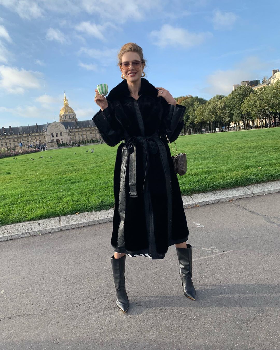 В пальто из экокожи и с полезным кофе: Наталья Водянова демонстрирует любовь к природе и здоровому образу жизни