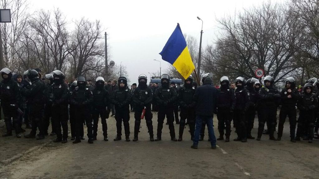 Перекрытые дороги и столкновения: в Новых Санжарах митинг против размещения эвакуированных из Уханя