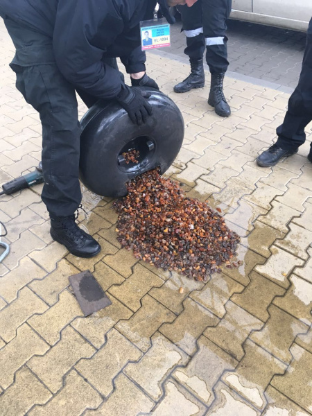 Прикордонники зупинили контрабанду бурштину на кордоні з Польщею