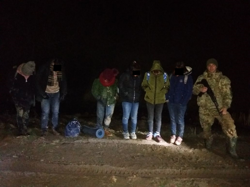 На кордоні з Угорщиною прикордонники затримали 6 нелегалів