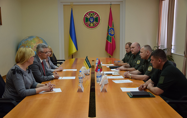 "Ощадбанк" установит терминалы для оплаты штрафов на КПП через госграницу