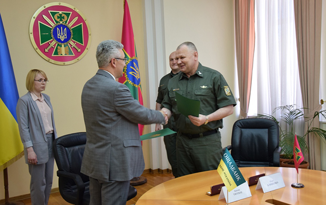 "Ощадбанк" установит терминалы для оплаты штрафов на КПП через госграницу