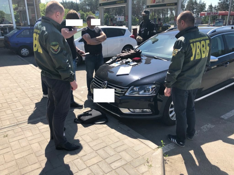 У Харкові на хабарі в 17 тис. доларів затримали двох прикордонників