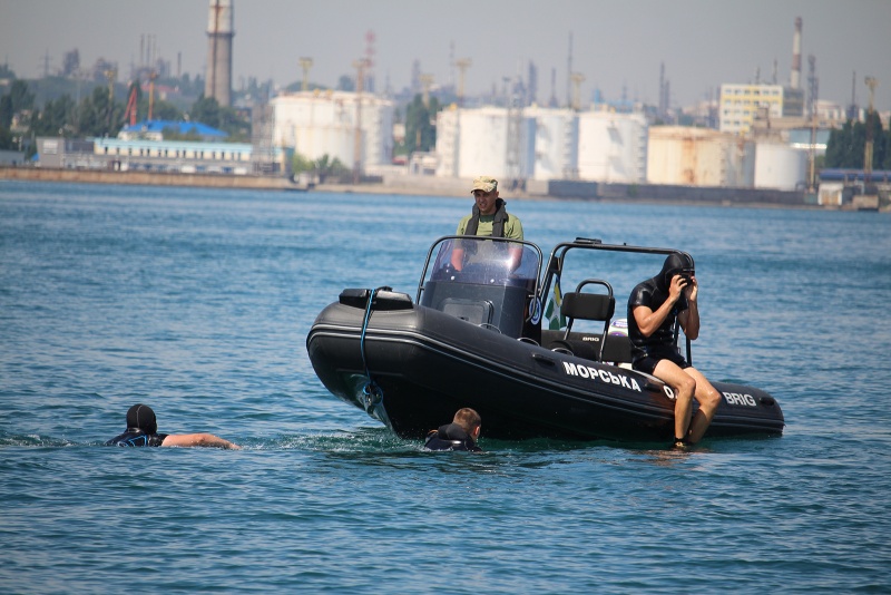 Військові навчання "Сі Бриз 2018": прикордонники відпрацювали стрибки у воду без парашуту