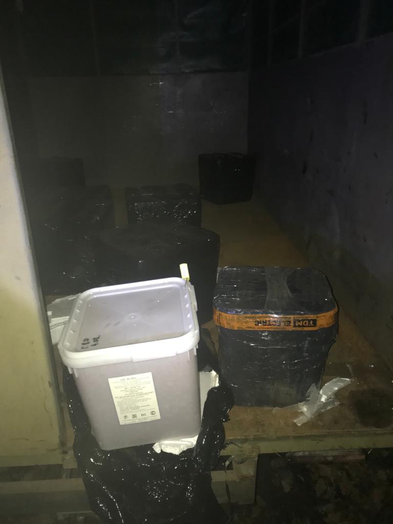 Контрабандист-невдаха з ікрою на мільйон гривень застряг на авто у лісі в Сумській області