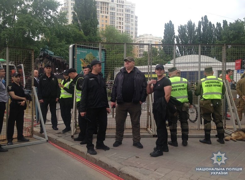 У Києві чоловік з рушницею намагався пройти на акцію до 9 травня