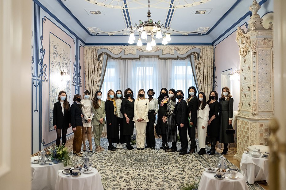 Елена Зеленская вышла в свет в белоснежном образе (фото)