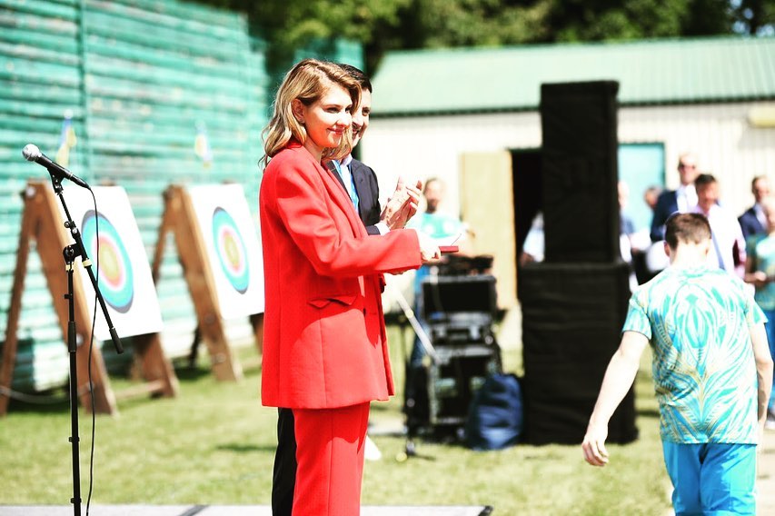 Елена Зеленская показала, как носить "цвет победы"