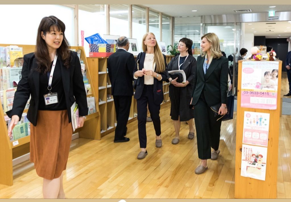 Зі строкатою родзинкою: Олена Зеленська блищить в строгому діловому костюмі з укороченими брюками