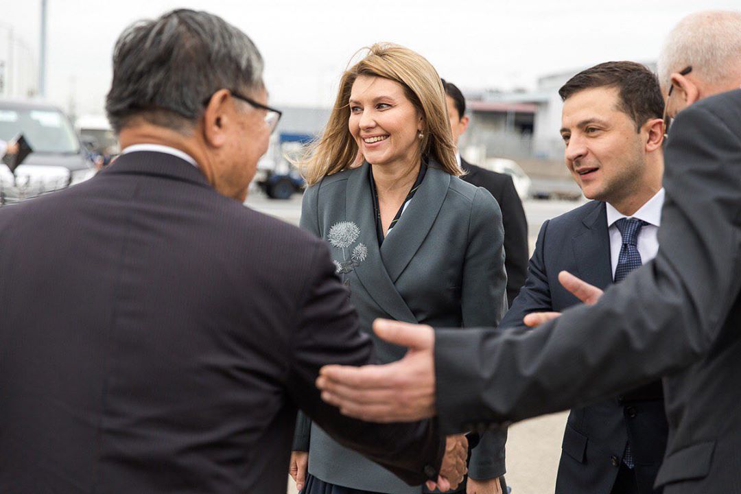 Зі строкатою родзинкою: Олена Зеленська блищить в строгому діловому костюмі з укороченими брюками