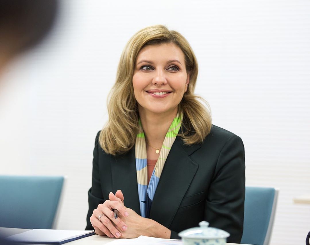 Зі строкатою родзинкою: Олена Зеленська блищить в строгому діловому костюмі з укороченими брюками