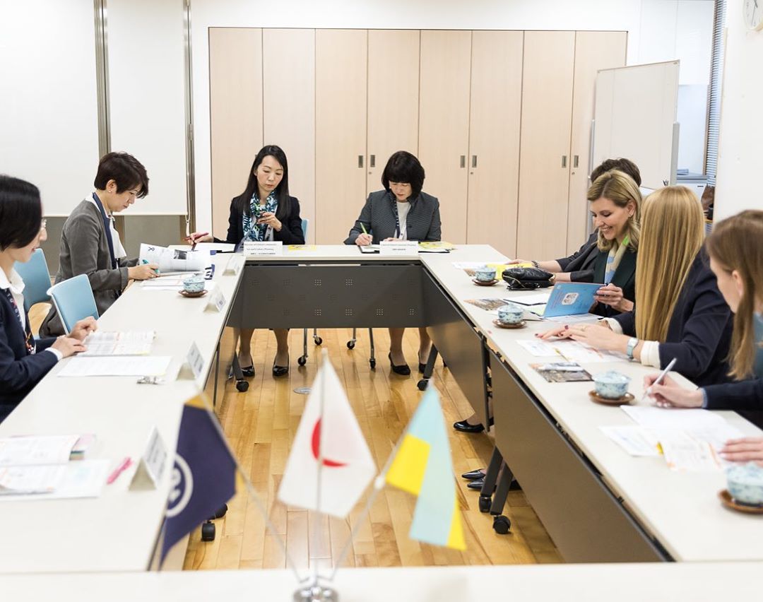 Зі строкатою родзинкою: Олена Зеленська блищить в строгому діловому костюмі з укороченими брюками