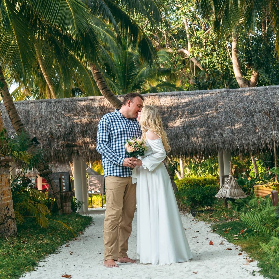 Украинская певица поделилась личными фото с празднования свадьбы на Мальдивах