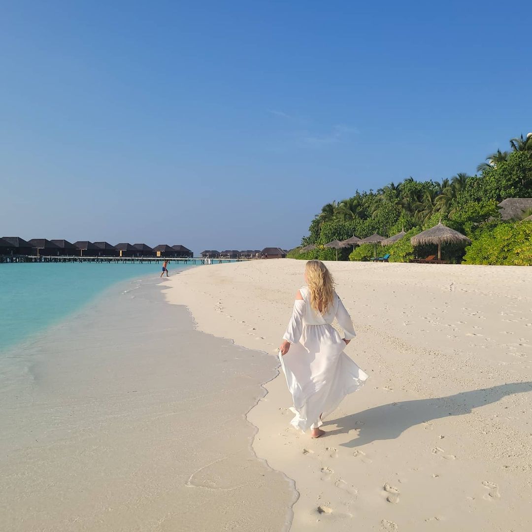 Украинская певица поделилась личными фото с празднования свадьбы на Мальдивах