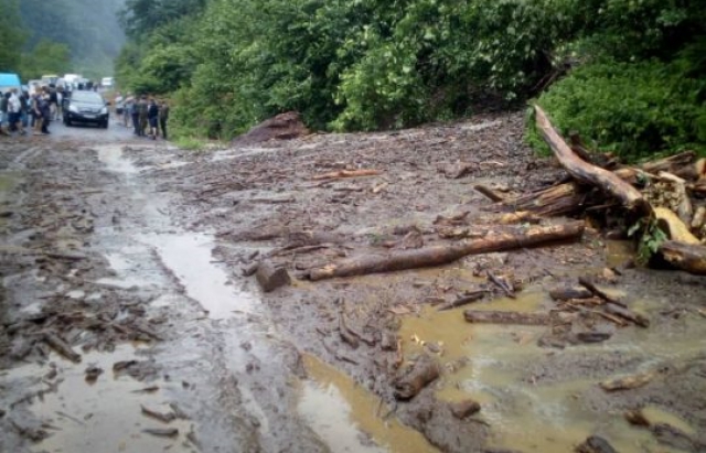 У Закарпатській області пройшли дощі з градом, зсув перекрив трасу державного значення