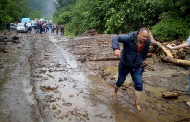 У Закарпатській області пройшли дощі з градом, зсув перекрив трасу державного значення