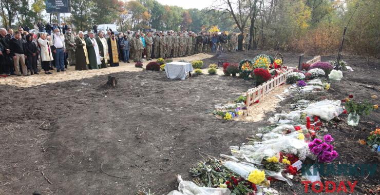У Харкові попрощалися з загиблими у катастрофі Ан-26: місце трагедії усипане квітами