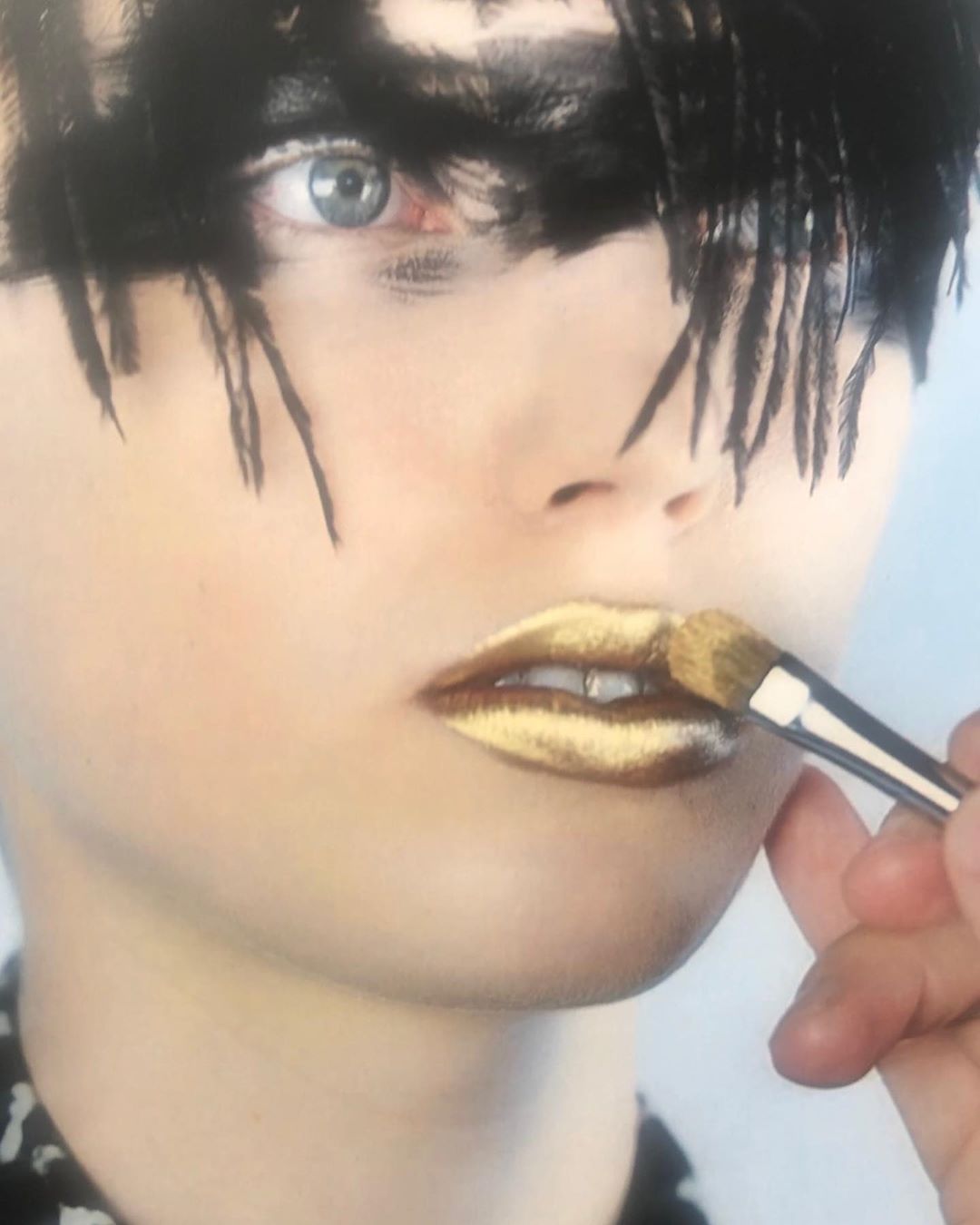 Розсипи золота, елементи пірсингу і накладні вилиці: найбільш незвичайні мейк-ап тренди Тижня моди в Парижі