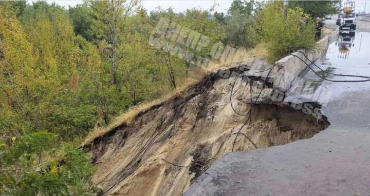 Під Дніпром після сильного дощу обвалився міст: з'явилися фото