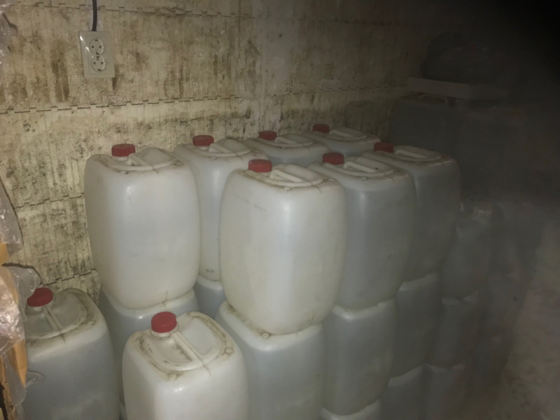 На Буковине разоблачили подпольный цех, в котором подделывали водку известных марок