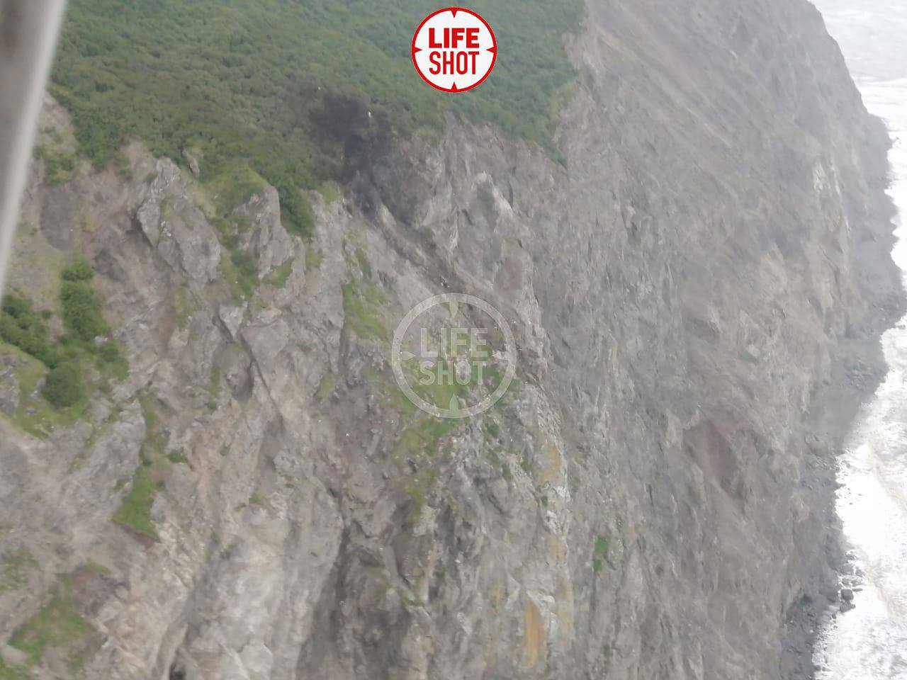 З'явилося перше фото з місця аварії пасажирського літака Ан-26