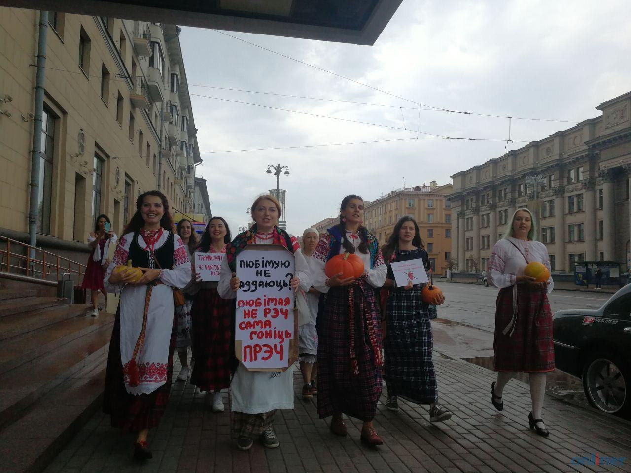 Минск 22-й день выходит на протест: задержания и БТРы у дворца Лукашенко