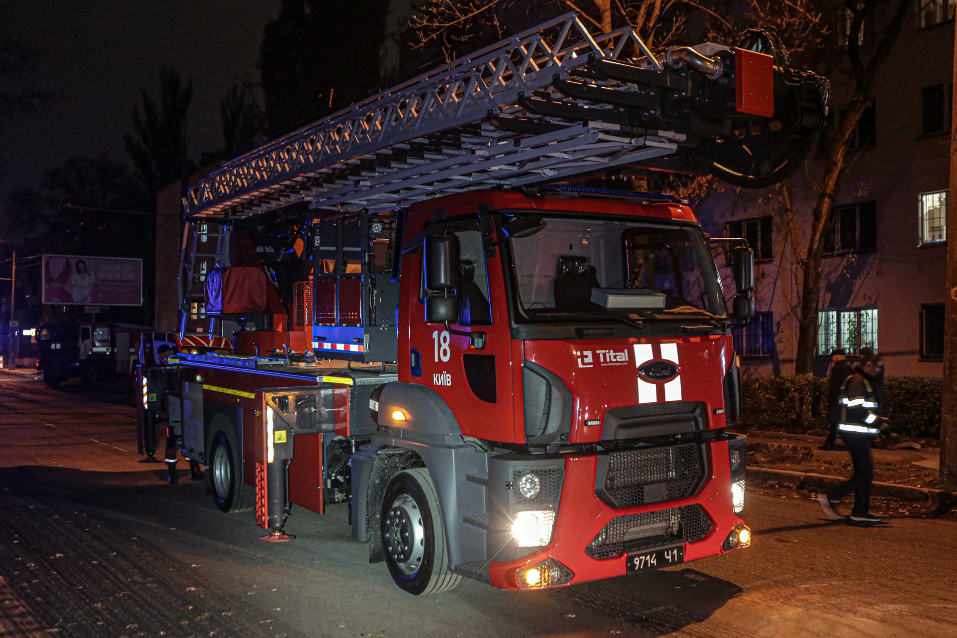 В Киеве ночью горело общежитие НАУ, эвакуировали более сотни человек