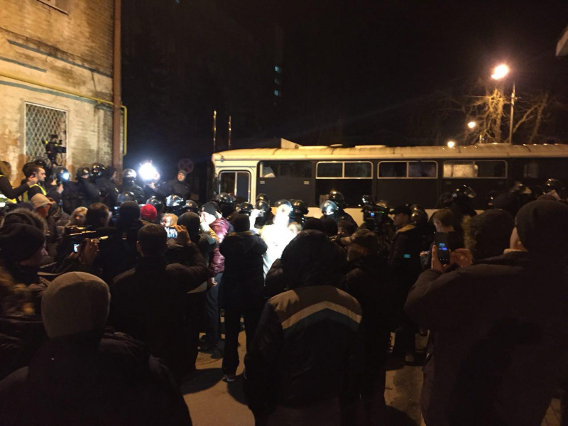 Задержание Саакашвили: усилена охрана под СИЗО, где держат политика