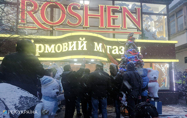 Прихильники Саакашвілі розбили вікно в магазині "Рошен" поблизу СІЗО СБУ