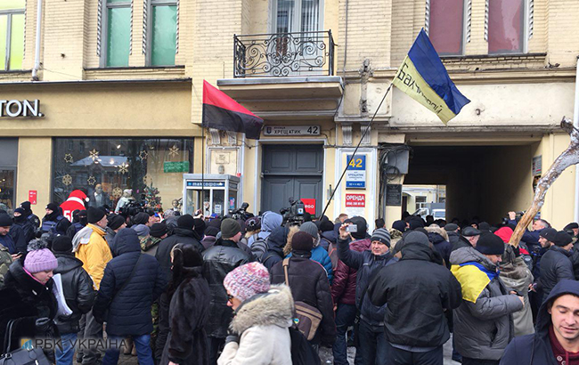 Суд над Саакашвили: под зданием находится около 100 сторонников политика