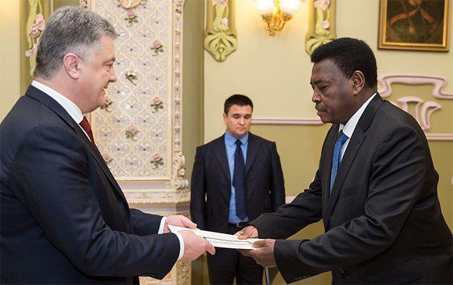 Порошенко принял верительные грамоты от послов Нидерландов, Ливана и Судана