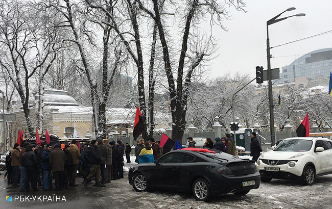 В Киеве активисты начали автопробег к дому Порошенко