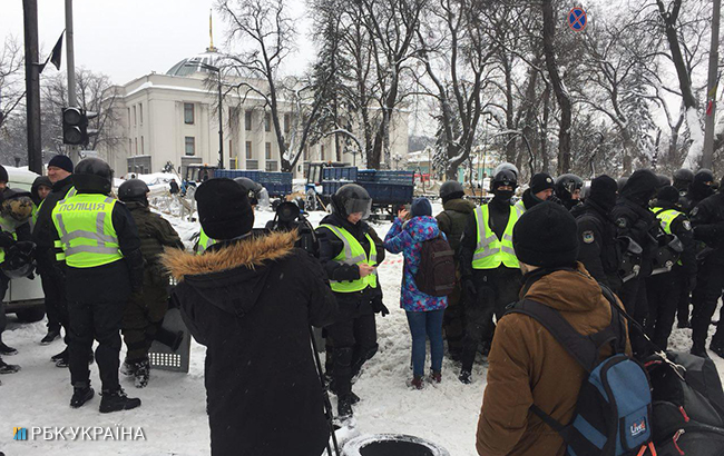 Палаточный городок под Радой разбирают бойцы Нацгвардии