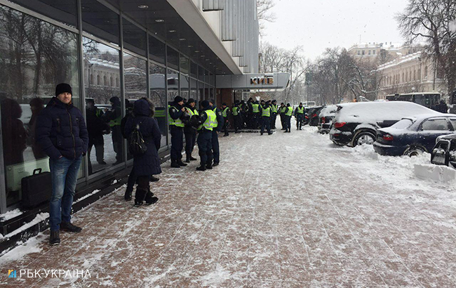 Палаточный городок под Радой разбирают бойцы Нацгвардии