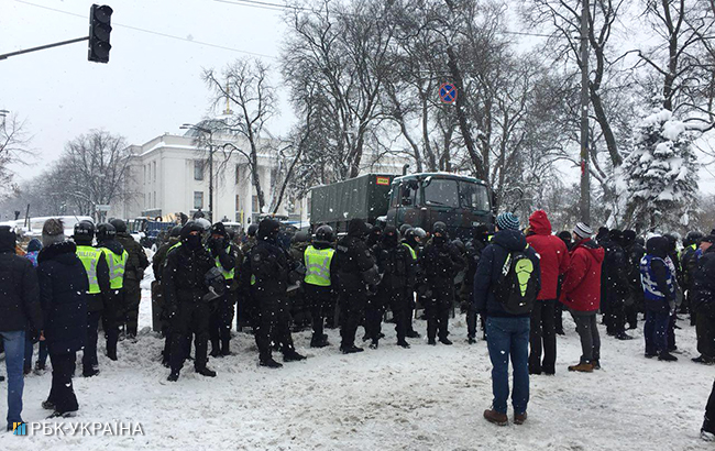 Палаточный городок под Радой разбирают бойцы Нацгвардии