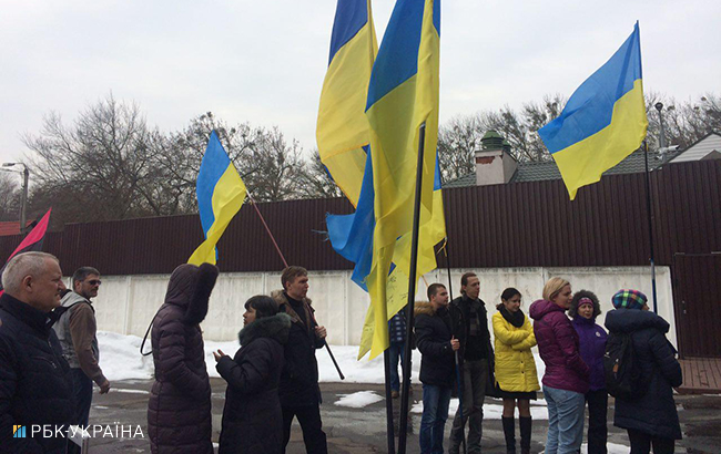 Активісти почали пікетувати будинок Авакова