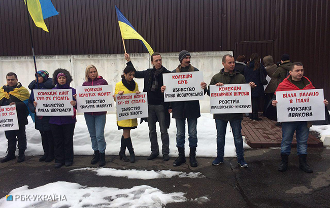 Активісти почали пікетувати будинок Авакова